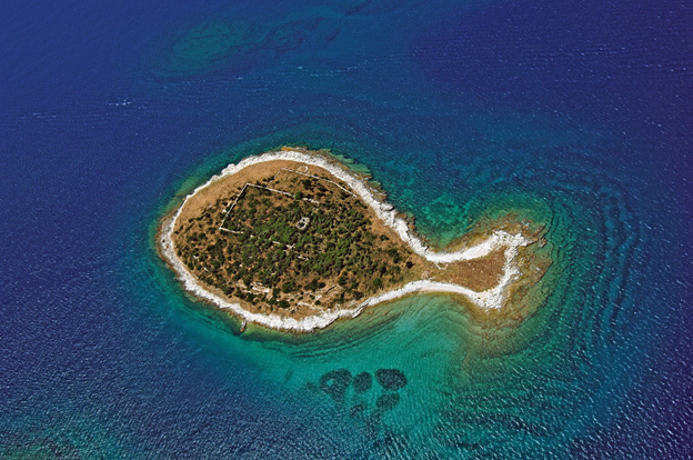 Остров в форме рыбки