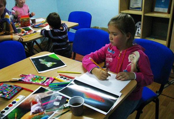 Алина Куржонкова победительница конкурса рисунка на открытом уроке в Аква Лого