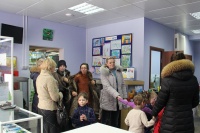 Ребят и воспитателей встречали в просторном зале "живого товара" у стенда с детскими рисунками