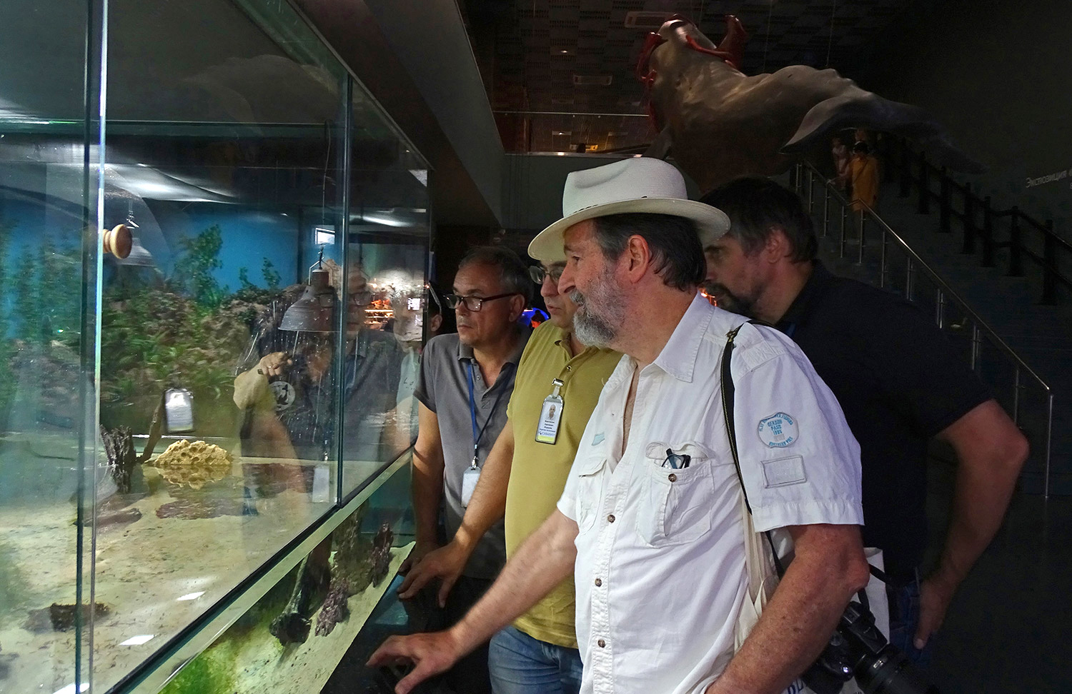 Хайко Блехер у аквариума с илистыми прыгунами
