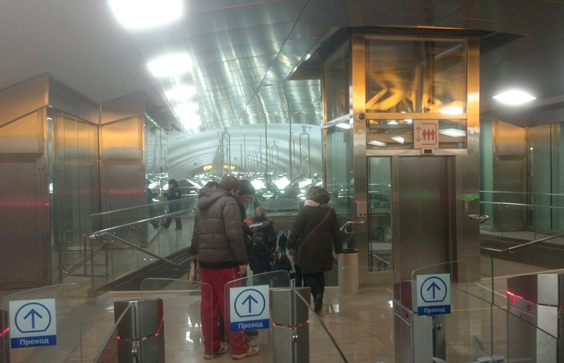 Турникеты при входе на станцию метро Тропарево сокольнической линии