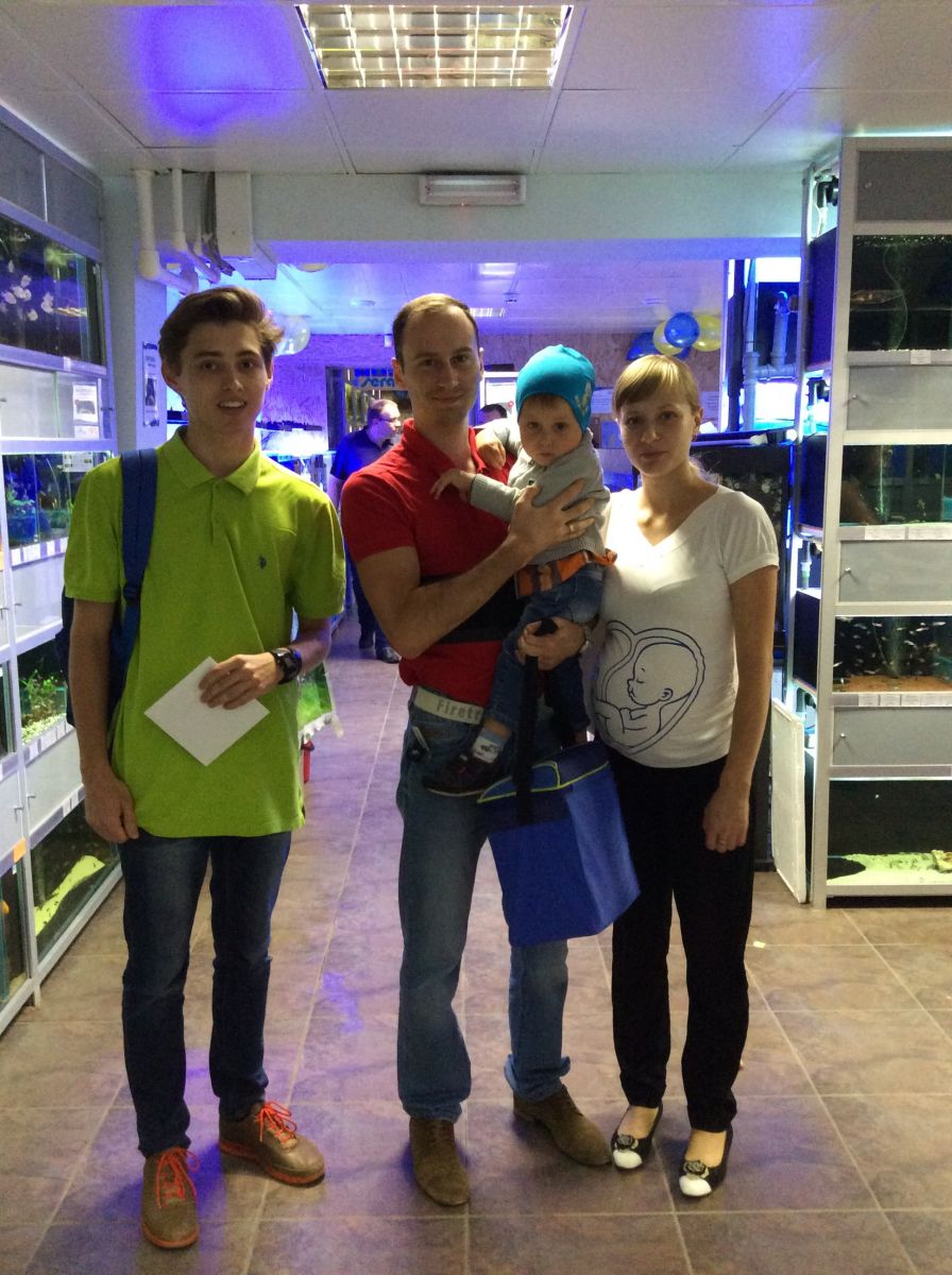 Победители викторины в социальных сетях Сергей Серегин с семьей и Павел Шабин