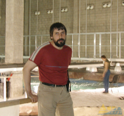 Андрей Телегин в рабочей зоне главного резервуара океанариума «Думан» 