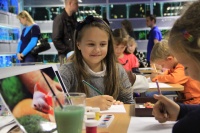 В конкурсе детского рисунка "офлайн" (или непосредственно на месте) в этот праздничный день приняло участие сорок юных художников. Перейти к галерее работ конкурса в супермаркете