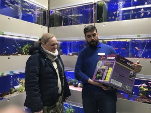 Анна Игоревна Солтан получила в подарок аквариумный набор Gloxy Glow Set объемом 27 литров для своей новой коллекции домашних питомцев.