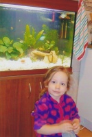 Фото юной аквариумистки у аквариума с живыми растениями от Дудиной Оксаны Юрьевны