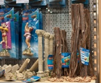 Аквариумные декорации в виде корней деревьев, арки, забавные игрушки