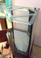Аквариум выполнен из силикатного стекла, в верхней части имеет соединительные стяжки для обеспечения прочности конструкции