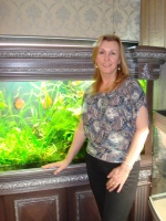 Любовь Гужвинская из Санкт-Петербурга у встроенного в стену аквариума в резной облицовке, оформленного в стиле "Голландия"