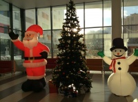 В холле нас встретили герои сказок и главные предвестники Нового года — Снеговик и Дед Мороз.