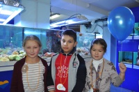 Также у аквариума с кораллами сфотографировались Даша Батяева, Иосава Ромео и Настя Качалина
