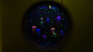 Во втором зале в аквариуме - иллюминаторе появилось специальное праздничное "космическое" оформление со светящимися медузами.
