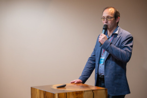 Генеральный директор «Аква Лого Инжиниринг» Алексей Леонидович Казакевич выступает с приветственной речью Генеральный директор «Аква Лого Инжиниринг» Алексей Леонидович Казакевич выступает с приветственной речью