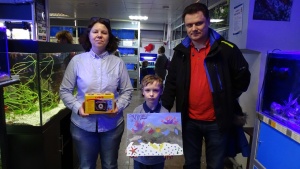 Постоянный покупатель Иван Пузанов пришел на праздник с сыном и подарил нам замечательный рисунок.
Наш подарок семье Пузановых - автоматическая кормушка для рыб Sera (предоставлена компанией "Витвей").