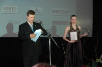 Владимир Ужик открывает конверт с результатами конкурса