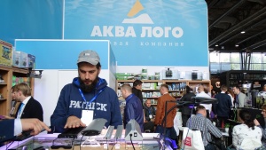 Директор супермаркета "Аква Лого на Волжской" Андрей Тихонов изучает особенности освещения представленных ОК АКВА ЛОГО аквариумов.