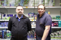 Ведущий специалист супермаркета, руководитель отдела оборудования Евгений Матвеев (слева) и менеджер отдела Виктор Павловский (справа)