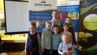 Фото на память о празднике. На фотографии старший менеджер салона Олеся Прокофьева и самые активные юные участники мероприятия.