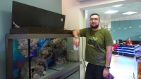 Оформлением аквариума занимается ведущий специалист сектора сервиса салона по морским аквариумам - Алексей Мосягин.