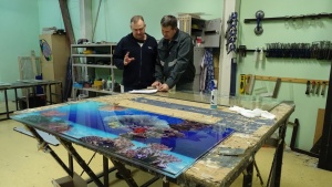 Илья Колесников (инженер-проектировщик производства "Аква Лого") и Анатолий Вахрущев (склейщик аквариумов) обсуждают конструкцию аквариума.