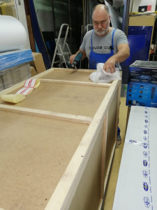 Факт № 9. Аквариум - хрупкая конструкция, чтобы при транспортировке его не повредили, перед отправкой в транспортную компанию изготавливается специальная обрешетка, а потом емкость устанавливается в транспортировочный короб. Факт № 9. Аквариум - хрупкая конструкция, чтобы при транспортировке его не повредили, перед отправкой в транспортную компанию изготавливается специальная обрешетка, а потом емкость устанавливается в транспортировочный короб.