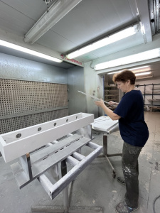 Факт № 3. Покраска облицовки аквариума - требует столько же внимания и заботы как и покраска кузова немецкого автомобиля, только разнообразие цветов больше. Цвет отделки аквариума может быть подобран под любой элемент оформления интерьера. Мы используем классическую немецкую палитру RAL из 216 цветов.