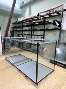 Факт № 5. Если аквариум очень узкий, то в проекте может быть заложено отсутствие стяжек при условии учета этой особенности в его исходных расчетных характеристиках на стадии изготовления чертежей.