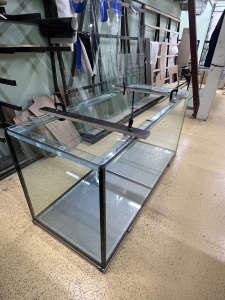 Факт № 4.
Отбортовки и (или) стяжки не портят внешний вид аквариума, они не будут видны под крышкой. Важно знать, что эти конструктивные элементы укрепляют емкость, делают систему более устойчивой и надёжной, это особенно важно для аквариумов больших объемов. На фото аквариум объёмом 952 литра.