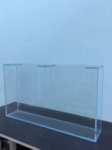 Факт № 2. Швы не обязательно должны быть прозрачными.
Если аквариум будет просматриваться со всех сторон, то, да, тогда не стоит экономить и выбрать стекло Optiwhite и склейку прозрачным силиконом. Но, если вы планируете встраивать стеклянную ёмкость, то за облицовкой швы не будут видны и можно выбрать силикон черного цвета.