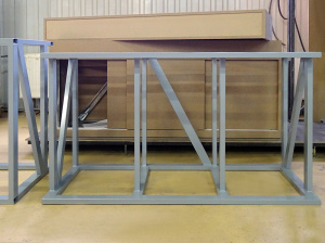 Факт № 7. Аквариум - стеклянная емкость не только с рыбками, но и с водой, грунтом и другими декорациями. Это по-настоящему тяжелая конструкция. Например, аквариум объемом 1000 литров будет весить около 1700 кг. Установка его на металлокаркас обеспечит прочность всего комплекса.