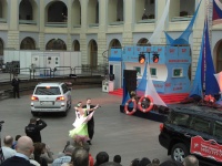 Профессиональные танцоры в сопровождении автомобилей Lexus исполняют зажигательное танго для участников и зрителей фестиваля