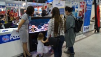 Начинаем осмотр выставки с морского аквариума "Аква Лого", у которого собиралось немало посетителей.