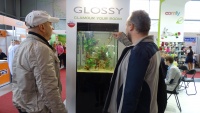 Специалисты салона "Аква Лого" знакомятся с новой моделью аквариума Aquael GLOSSY CUBE.