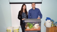 Специалист компании Tetra Виктор Трубицин и счастливая обладательница аквариума Мария Тарасова